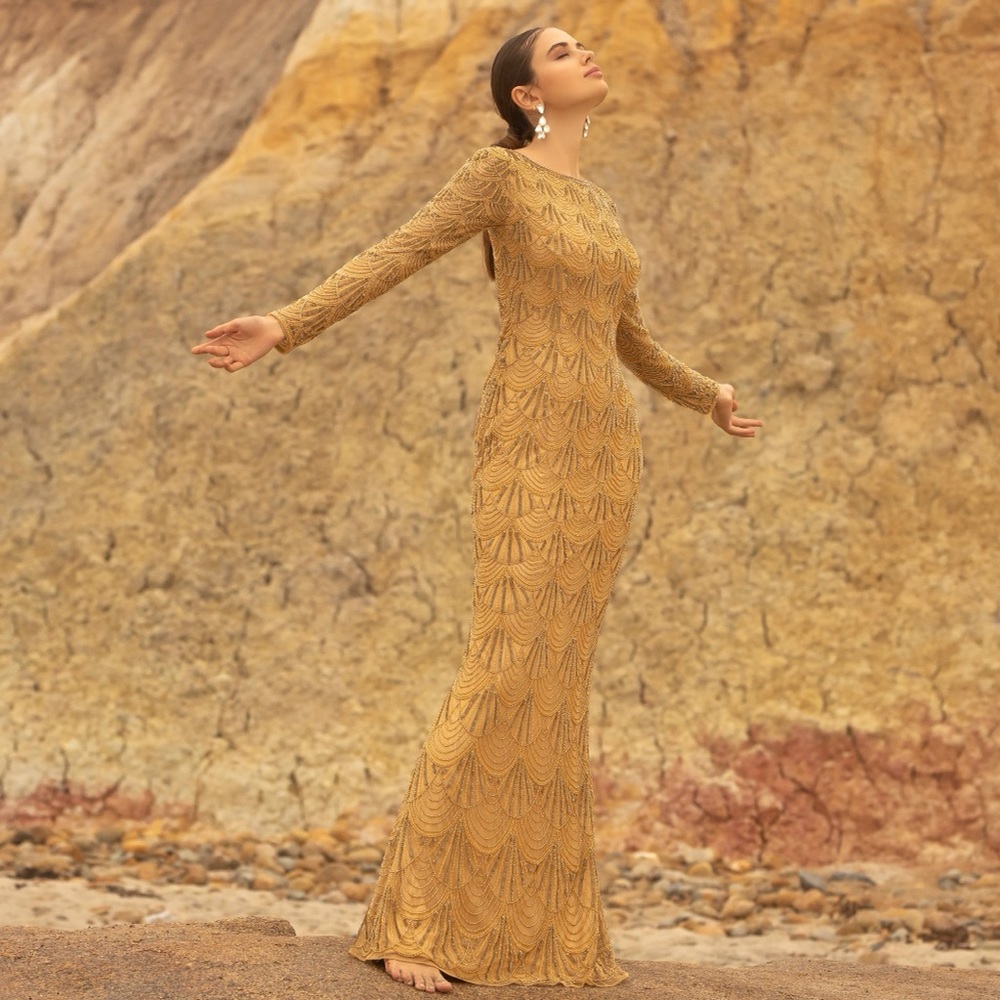 MAKE AN OFFER!! 🤝
Primavera Couture Long Sleeve Beaded Gown